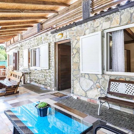 Stunning In Tatil Evi Peroj